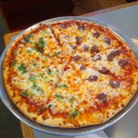 Снимок сделан в Pizza Pit пользователем Ray J. 2/12/2012