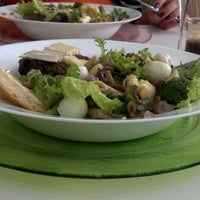Das Foto wurde bei Saladerie Gourmet Salad Bar von Allan W. am 4/13/2012 aufgenommen