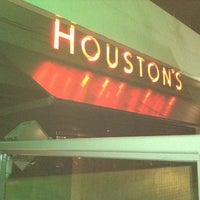 Photo taken at Houston&amp;#39;s Restaurant by Martin D. on 2/15/2011