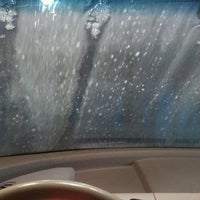 Foto tomada en The Glo Car Wash  por Sarah el 2/26/2012