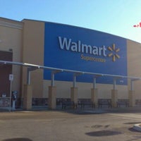 รูปภาพถ่ายที่ Walmart Supercentre โดย Bonnie E. เมื่อ 11/23/2011