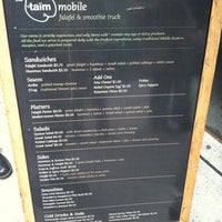 รูปภาพถ่ายที่ Taïm Mobile Falafel &amp;amp; Smoothie Truck โดย Steve L. เมื่อ 4/7/2011