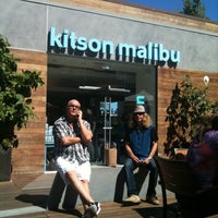 รูปภาพถ่ายที่ Kitson โดย Allison J. เมื่อ 8/26/2012