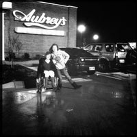 รูปภาพถ่ายที่ Aubrey&amp;#39;s Cleveland โดย Tara D. เมื่อ 2/23/2012