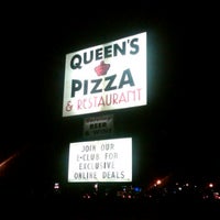 Photo prise au Queen&amp;#39;s Pizza &amp;amp; Restaurant par Steven Z. le5/19/2012