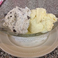 Das Foto wurde bei Sugar Bowl Ice Cream Parlor Restaurant von Evan[Bu] am 2/12/2012 aufgenommen