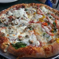 Foto tirada no(a) Vancouver Pizza por Anka em 9/9/2012