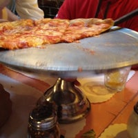 รูปภาพถ่ายที่ San Remo&amp;#39;s Ristorante &amp;amp; Pizzeria โดย Stephen L. เมื่อ 3/28/2012