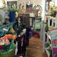 รูปภาพถ่ายที่ Cornerstone Shop &amp;amp; Gallery โดย Michael P. เมื่อ 6/16/2012