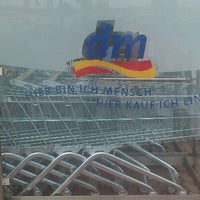 Foto tomada en dm-drogerie markt  por Nadine S. el 7/14/2012