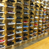 vans queens center