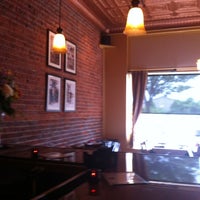 Foto tomada en Bella&amp;#39;s Restaurant  por A. O. el 7/15/2012