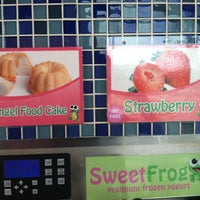 รูปภาพถ่ายที่ Sweetfrog Premium Frozen Yogurt โดย Jenn S. เมื่อ 6/20/2012