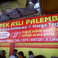 Photo taken at Pempek Asli Palembang &amp;quot;Ulu Bundar&amp;quot; by Siti R. on 4/9/2012