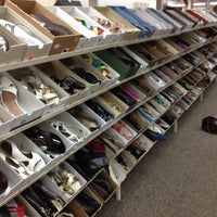 Foto tomada en Rockford Footwear Depot  por Kelly K. el 8/1/2012