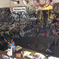 รูปภาพถ่ายที่ The Bike Fixers โดย David G. เมื่อ 8/5/2012