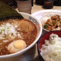 Photo taken at NAGAHAMAラーメン ろくまんぼー by Manabu S. on 8/4/2012