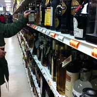 Photo prise au Marketview Liquor par Ivvy ♍ P. le12/24/2011