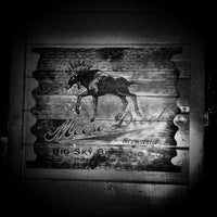 รูปภาพถ่ายที่ The Blue Moose Bar and Grill โดย Mike L. เมื่อ 6/13/2012