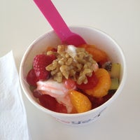 Foto tomada en SnoYo Gourmet Frozen Yogurt &amp;amp; Ice Cream  por Sheree M. el 9/7/2012