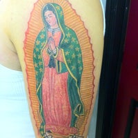 Foto tirada no(a) Dos Changos Locos Tattoo por Scotchie C. em 1/7/2012