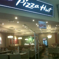 Photo taken at Pizza Hut by Harun C. on 2/8/2012