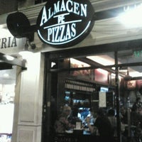 Photo taken at Almacén de Pizzas by Laura S. on 10/22/2011