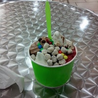 รูปภาพถ่ายที่ Frutti&amp;#39;s Frozen Yogurt โดย Matthew T. เมื่อ 8/21/2012