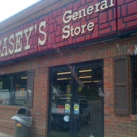 Photo prise au Casey&amp;#39;s General Store par Carmi D. le7/24/2011
