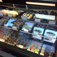 Foto scattata a Coccadotts Cake Shop da Mich il 6/15/2012