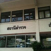 Photo taken at Din Daeng Police Station by Tos S. on 3/29/2012