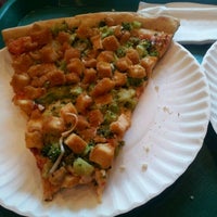 Foto tirada no(a) Famous Amadeus Pizza - Madison Square Garden por Erin B. em 5/6/2012