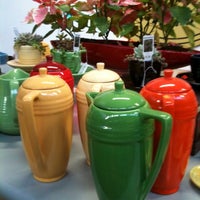 รูปภาพถ่ายที่ Bauer Pottery Showroom โดย RobTak เมื่อ 2/1/2011