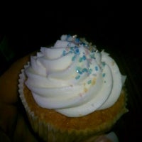 Foto tomada en L.a.&amp;#39;s Cupcakery  por aldrena r. el 11/22/2011
