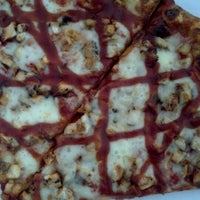 รูปภาพถ่ายที่ College Town Pizza โดย Ian P. เมื่อ 4/24/2012