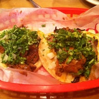รูปภาพถ่ายที่ Tacos Locos โดย Tad P. เมื่อ 4/26/2011