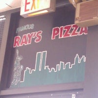 รูปภาพถ่ายที่ Ray&amp;#39;s Pizza โดย Jason💥 V. เมื่อ 1/29/2012