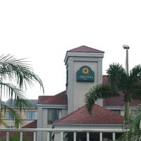 Das Foto wurde bei La Quinta Inn &amp;amp; Suites Orlando Universal Area von Frank C. am 8/11/2011 aufgenommen
