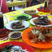 Photo taken at Seafood Anton 88 by Shadelina E. on 7/15/2012