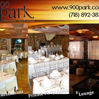 Foto diambil di 900 Park Restaurant oleh E E. pada 9/9/2011