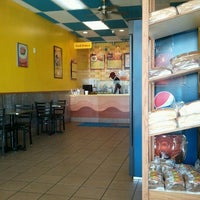 Снимок сделан в Golden Krust Caribbean Restaurant пользователем Melica J. 1/5/2012
