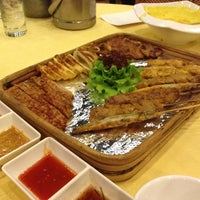 Photo taken at Banana Leaf 蕉叶餐厅 by Kent L. on 4/8/2012