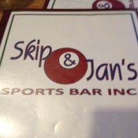 Foto tomada en Skip &amp;amp; Jan&amp;#39;s Sports Bar  por Love S. el 6/21/2012