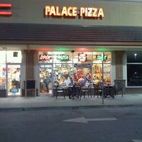 Foto tirada no(a) Palace Pizza - Mulberry por Rob S. em 12/23/2011