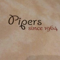 Foto tirada no(a) Pipers Restaurant por Steve O. em 6/22/2012