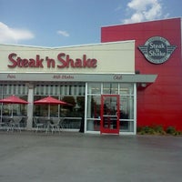 Photo taken at Steak &amp;#39;n Shake by Rob K. on 8/18/2011