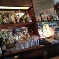 รูปภาพถ่ายที่ Oldfield&amp;#39;s Liquor Room โดย Matthew W. เมื่อ 4/22/2012