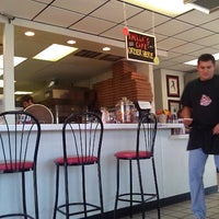 Foto tomada en Knolla&amp;#39;s Pizza Café  por Chris W. el 5/31/2012