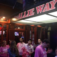 6/10/2012 tarihinde JJ S.ziyaretçi tarafından The Allie Way Sports Bar'de çekilen fotoğraf