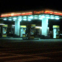 รูปภาพถ่ายที่ Shell โดย LA-Kevin เมื่อ 4/6/2012